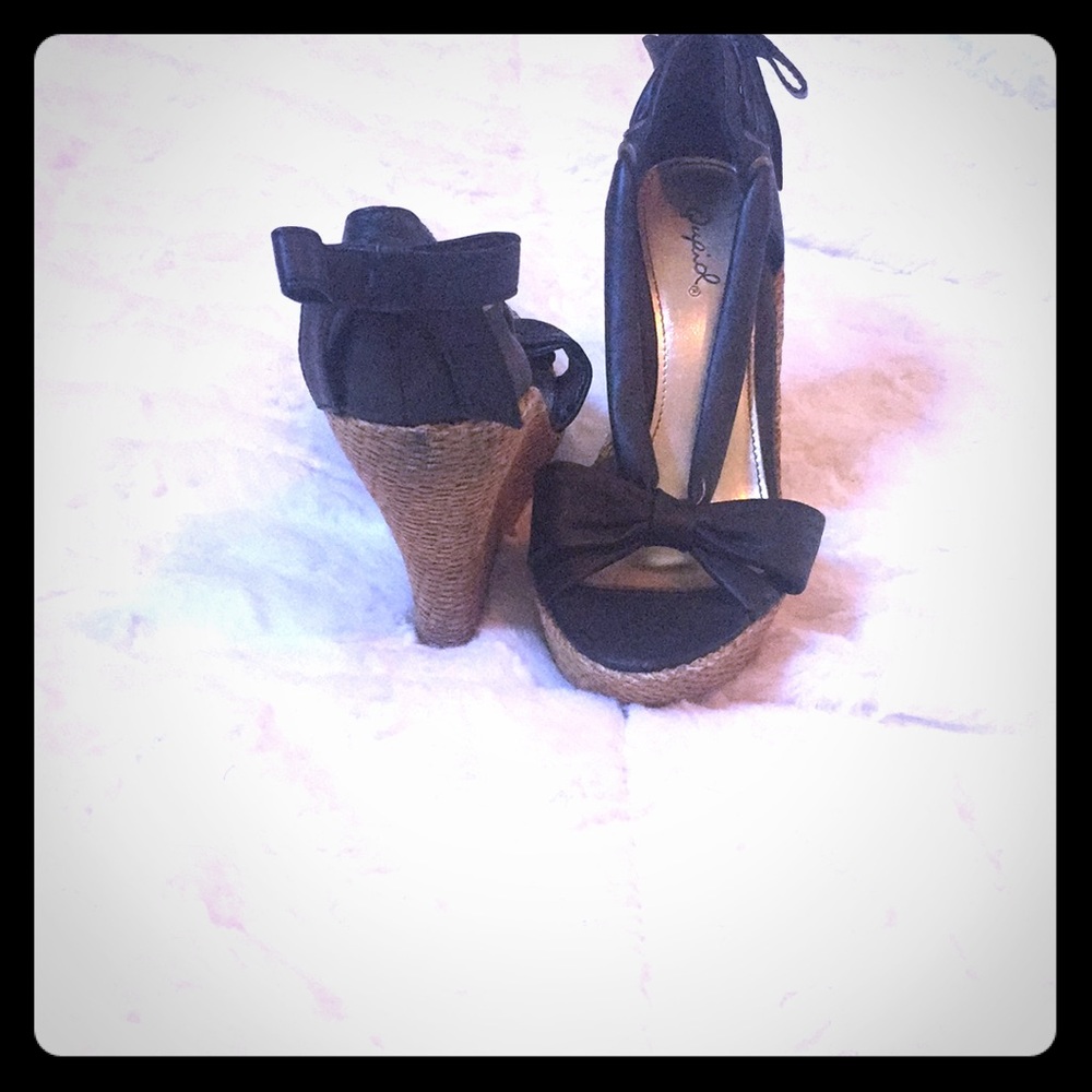 Black wedges